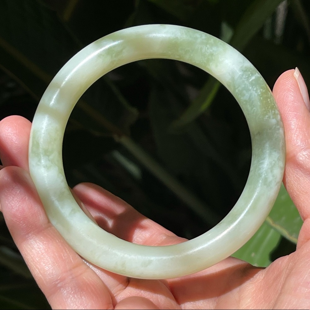 Green treated jade carved bangle bracelet - Picture 3 of 7